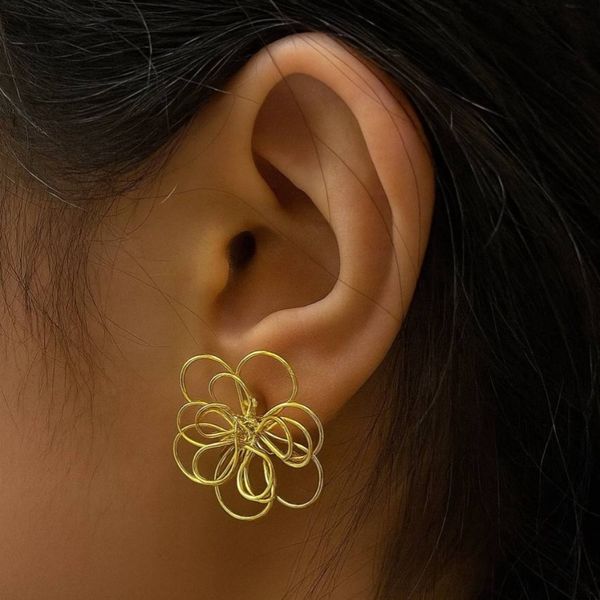 گوشواره میخی گل مفتولی هانا