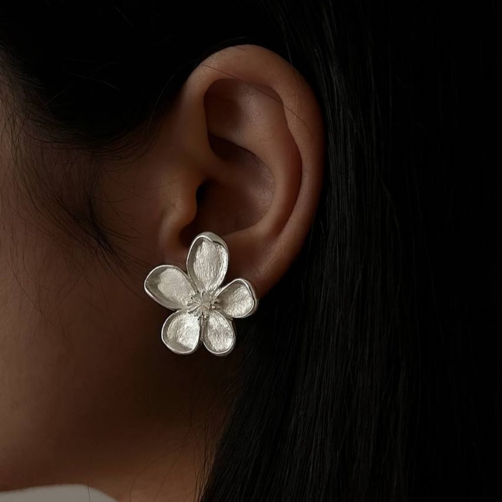 خرید اینترنتی گوشواره میخی گل سفید صدفی هانا