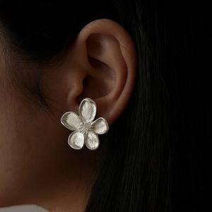 گوشواره میخی گل سفید صدفی هانا