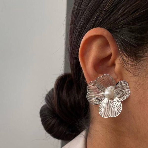 گوشواره میخی گل و مروارید وارداتی هانا