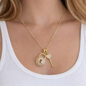 گردنبند استیل زنانه طرح قفل و کلید
