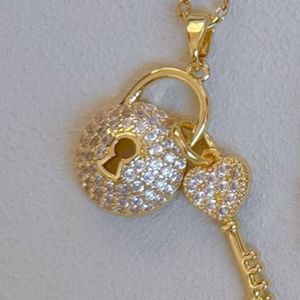 خرید اینترنتی گردنبند استیل زنانه طرح قفل و کلید