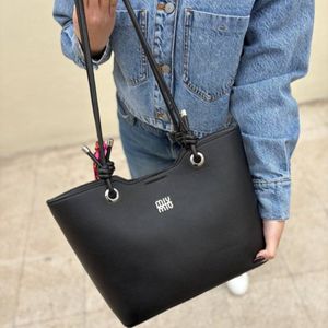 کیف دوشی زنانه و دخترانه مدل کیلتو پروانه