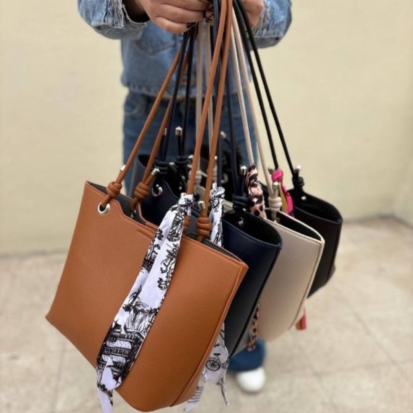 کیف دوشی زنانه و دخترانه مدل کیلتو پروانه