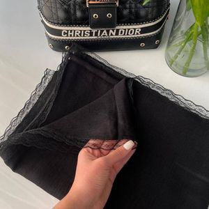 مشخصات شال نخی اسلپ جت بلک دور دانتل مشکی