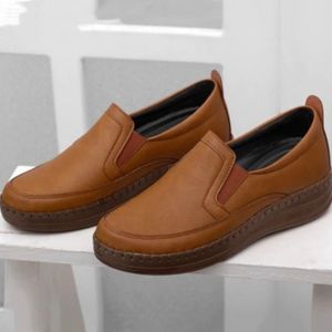 کفش زنانه مدل گلبهار کفی طبی و خارپاشنه رنگ عسلی