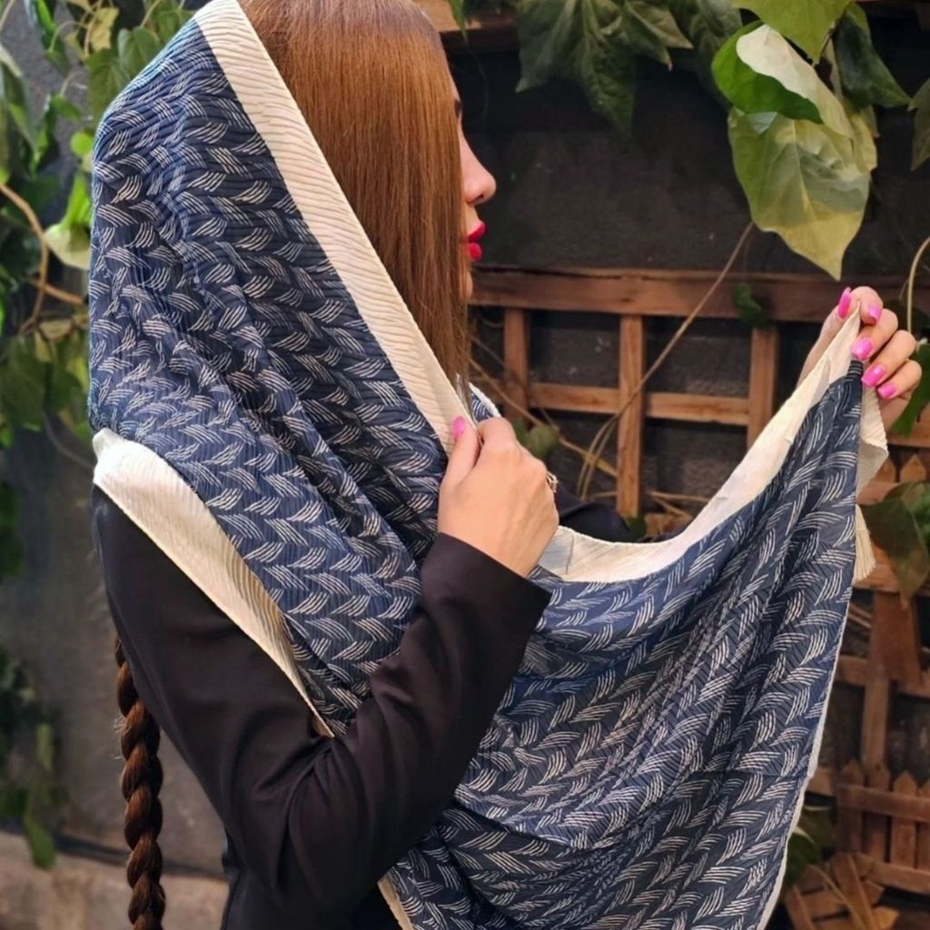 فروش اینترنتی شال نخی پلیسه سرمه ای طرح دار با ارسال رایگان