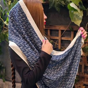 شال نخی پلیسه سرمه ای طرح دار نرم و لطیف