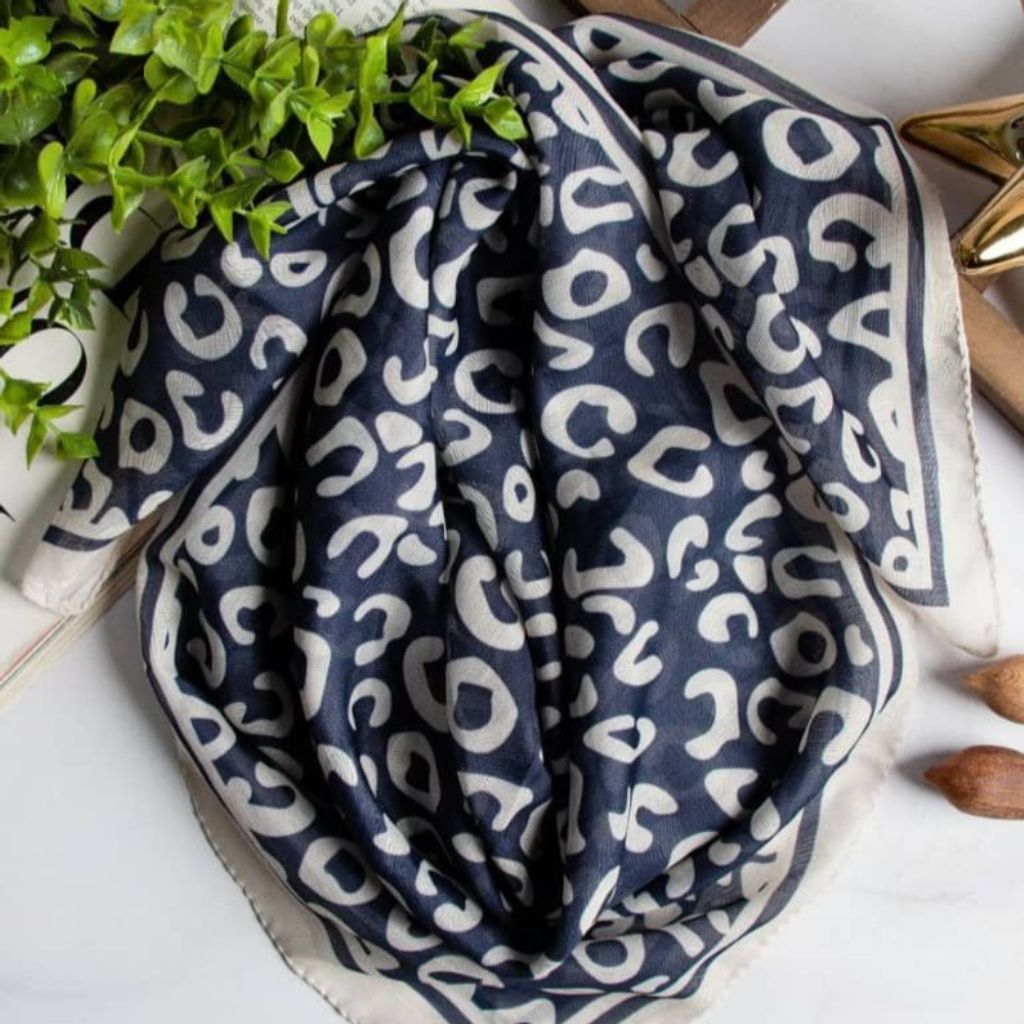 قیمت ارزان مینی اسکارف طرحدار سرمه ای قواره 75