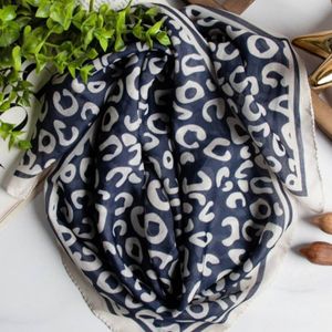 مینی اسکارف طرحدار سرمه ای قواره 75