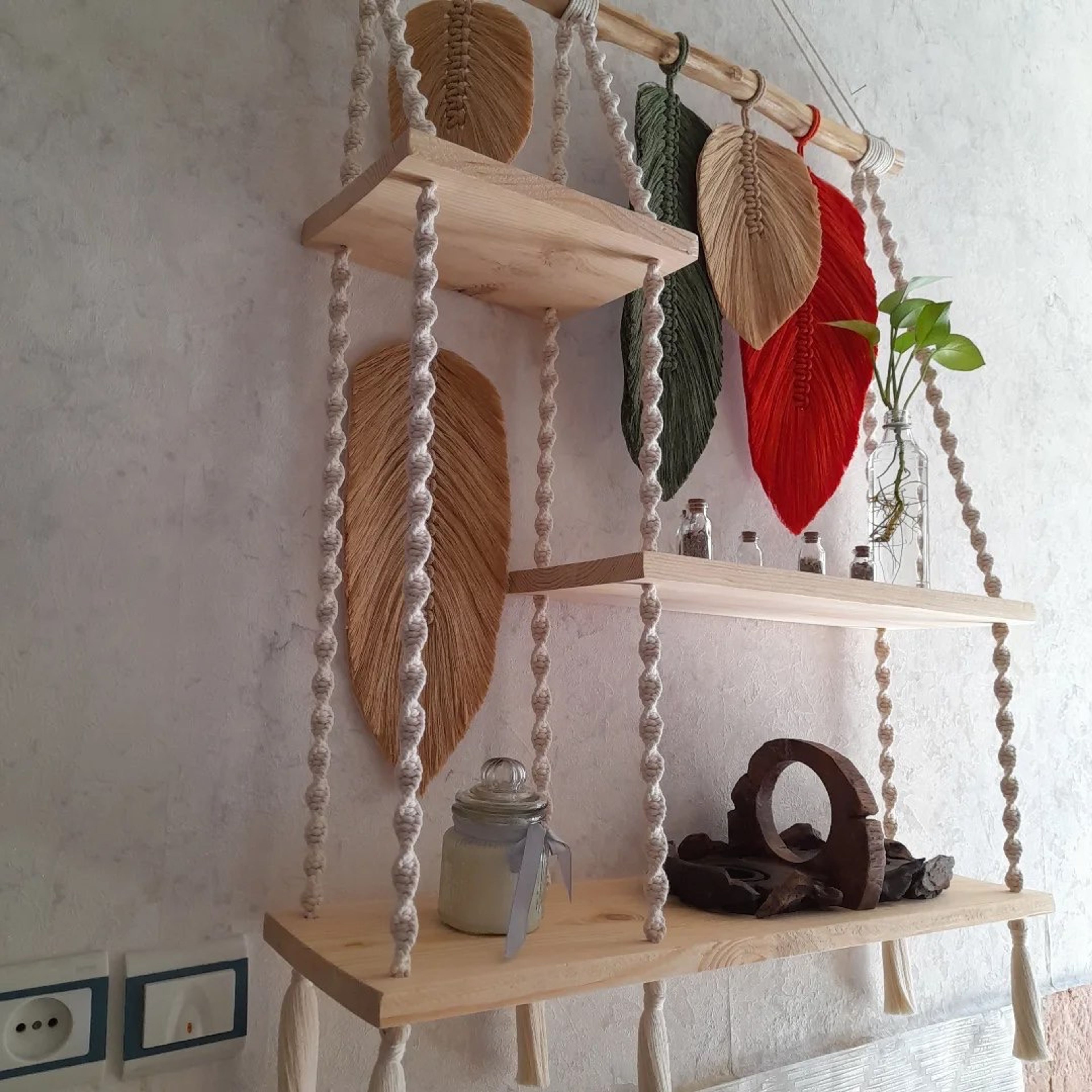 خرید اینترنتی شلف چوبی‌سه طبقه مکرومه طرح ارس