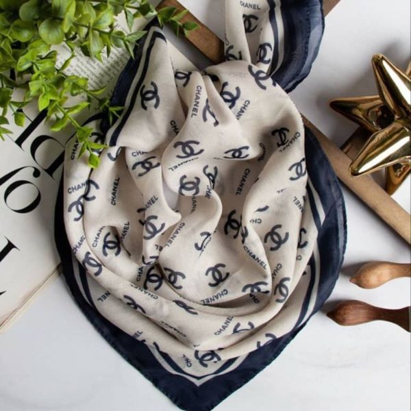 مینی اسکارف نخی طرح شنل سرمه ای قواره 75