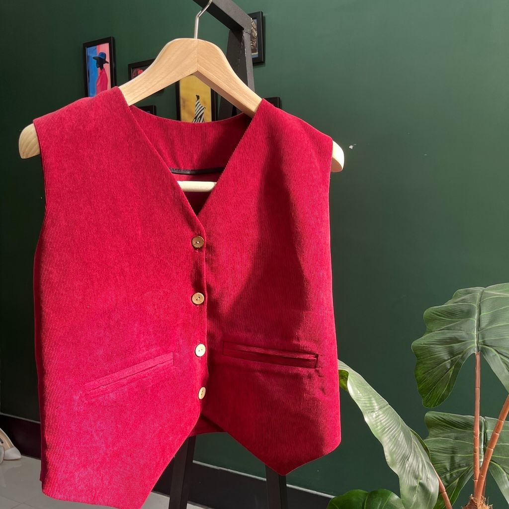 مشخصات جلیقه مخمل کبریتی کلاسیک زنانه