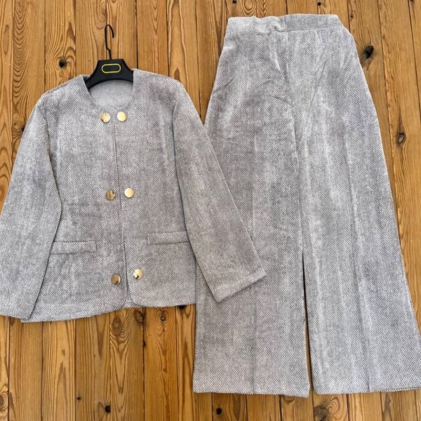 کت و شلوار مخمل بیسکویتی