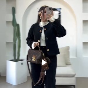 مشخصات کت و شلوار مخمل بیسکویتی