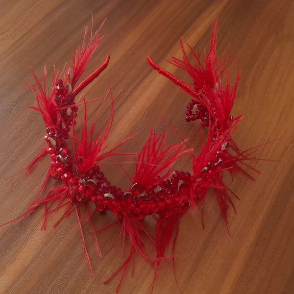 تاج یلدایی قرمز پر دار