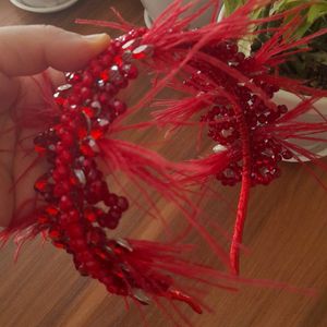 تاج یلدایی قرمز پر دار