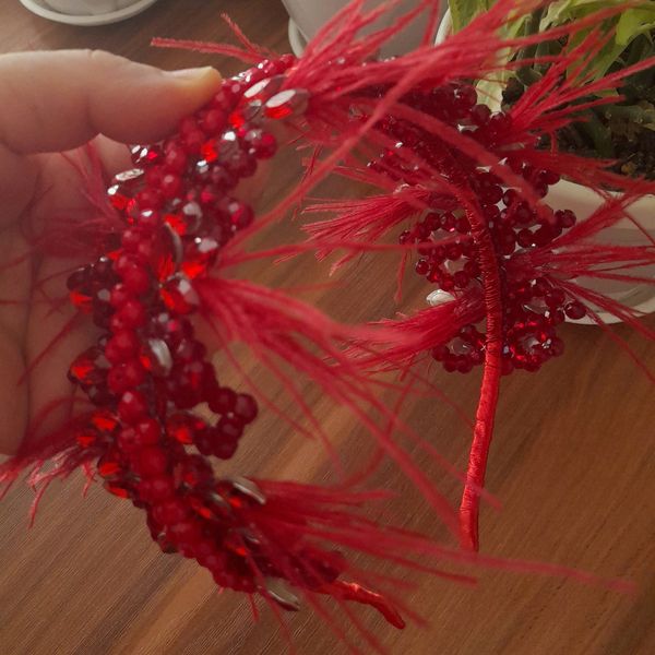 تاج یلدایی قرمز پر دار