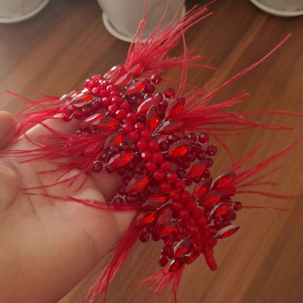 تاج یلدایی قرمز پر دار