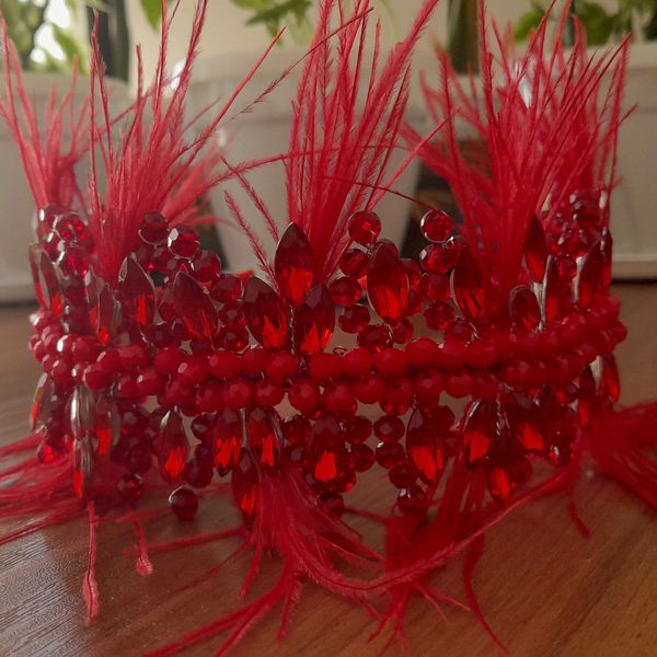 تاج یلدایی قرمز پر دار