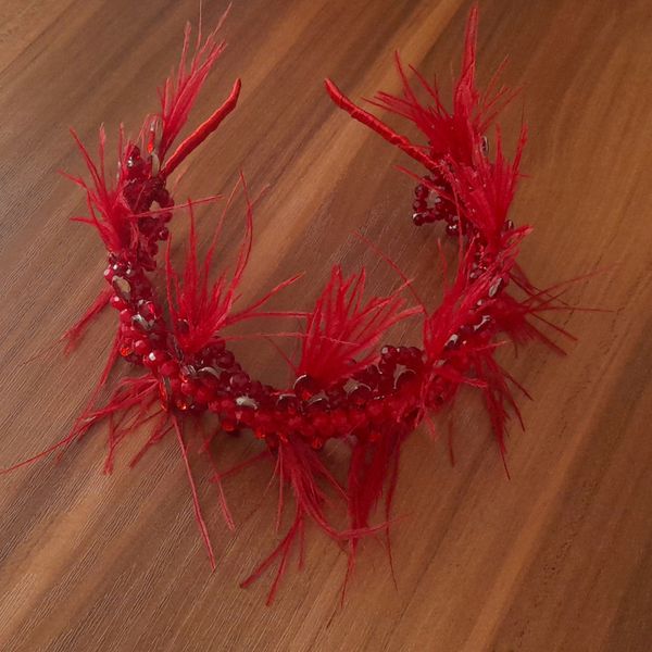 تاج یلدایی قرمز پر دار