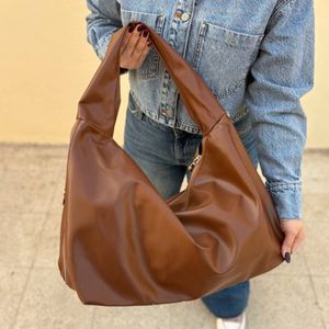 مشخصات کیف دوشی جادار زنانه و دخترانه مدل کانبو پروانه