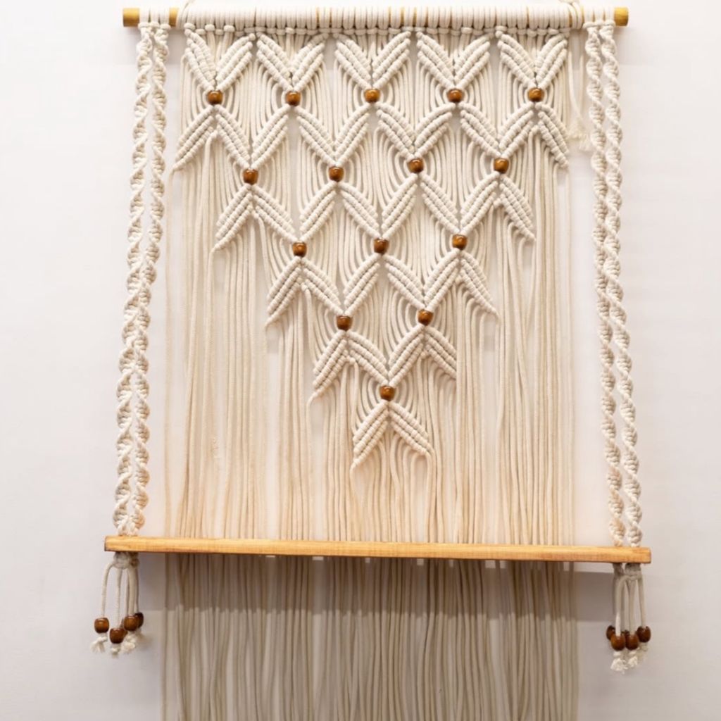 خرید آنلاین شلف چوبی مدرن مکرومه با مهره طرح لوزی