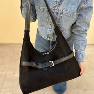 مشخصات کیف دوشی زنانه و دخترانه مدل کاریک پروانه