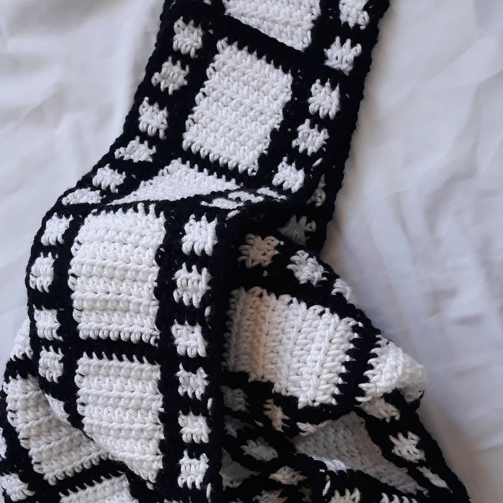 خرید اینترنتی شالگردن بافتنی طرح نوار فیلم