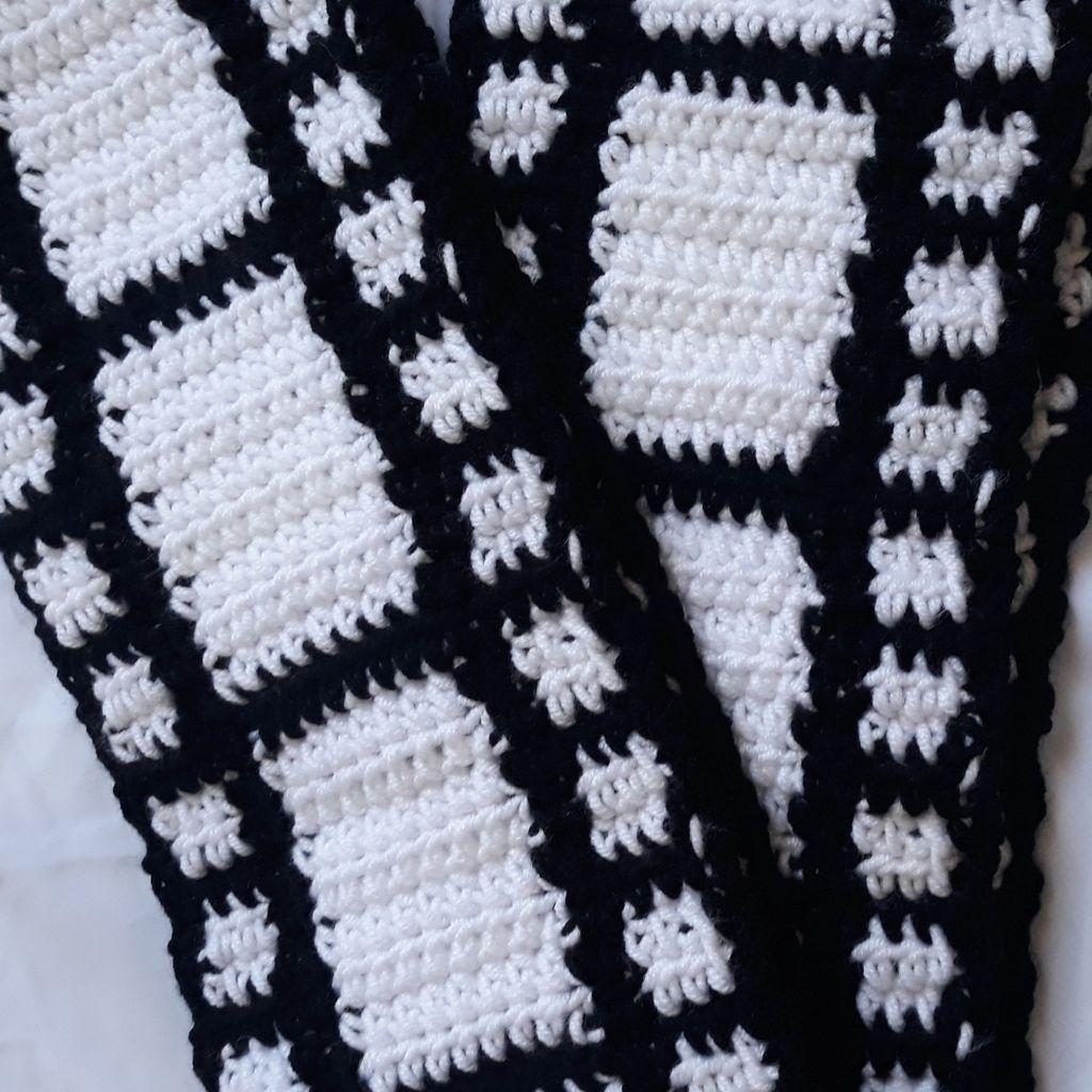 خرید اینترنتی شالگردن بافتنی طرح نوار فیلم