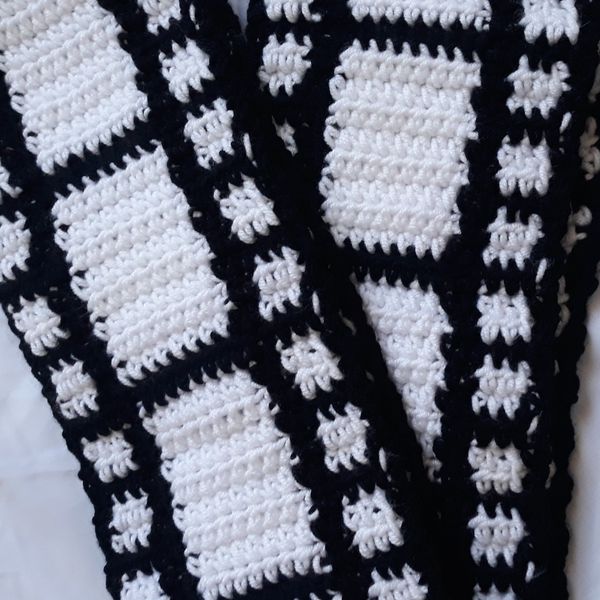 شالگردن بافتنی طرح نوار فیلم