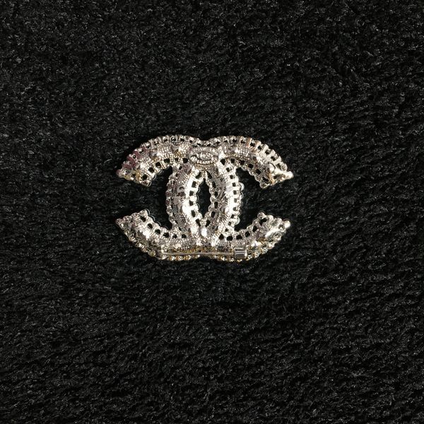 سنجاق سینه طرح شنل