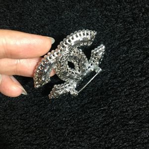 خرید اینترنتی سنجاق سینه طرح شنل