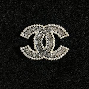 سنجاق سینه طرح شنل