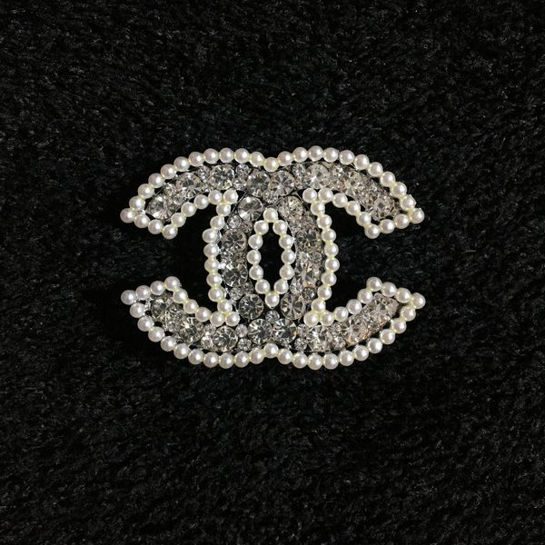 سنجاق سینه طرح شنل