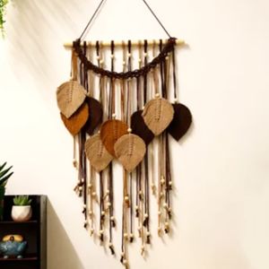 اویز مکرومه بافی مدرن طرح برگ با مهره چوبی