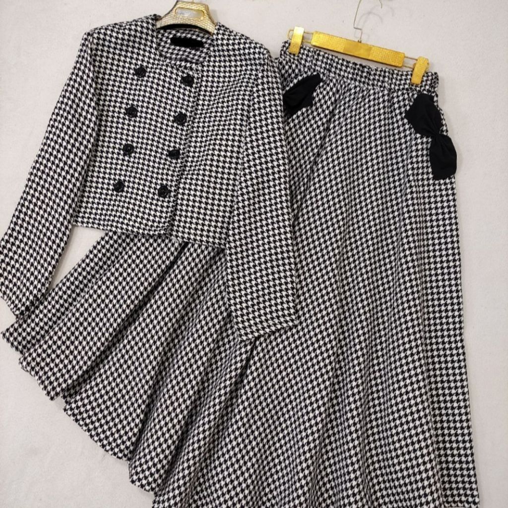 مشخصات کت و دامن زنانه طرح درسا