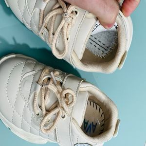 خرید اینترنتی قیمت کتونی بچگانه طرح شنل دوزی آوا کد 112903