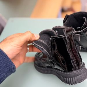 خرید اینترنتی قیمت بوت بچگانه ورنی طرح پاپیون نگینی از Kids کد 4090101