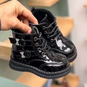 خرید اینترنتی قیمت بوت بچگانه ورنی طرح پاپیون نگینی از Kids کد 4090101