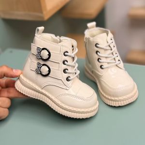 خرید اینترنتی قیمت بوت بچگانه ورنی طرح پاپیون نگینی از Kids کد 4090101