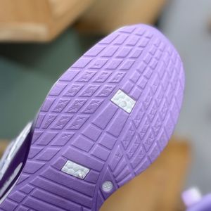 خرید اینترنتی قیمت کتونی بچگانه طرح سه خط فشن از K-Z کد 4070802