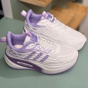 خرید اینترنتی قیمت کتونی بچگانه طرح سه خط فشن از K-Z کد 4070802