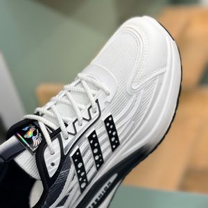 خرید اینترنتی قیمت کتونی بچگانه طرح سه خط فشن از K-Z کد 4070802