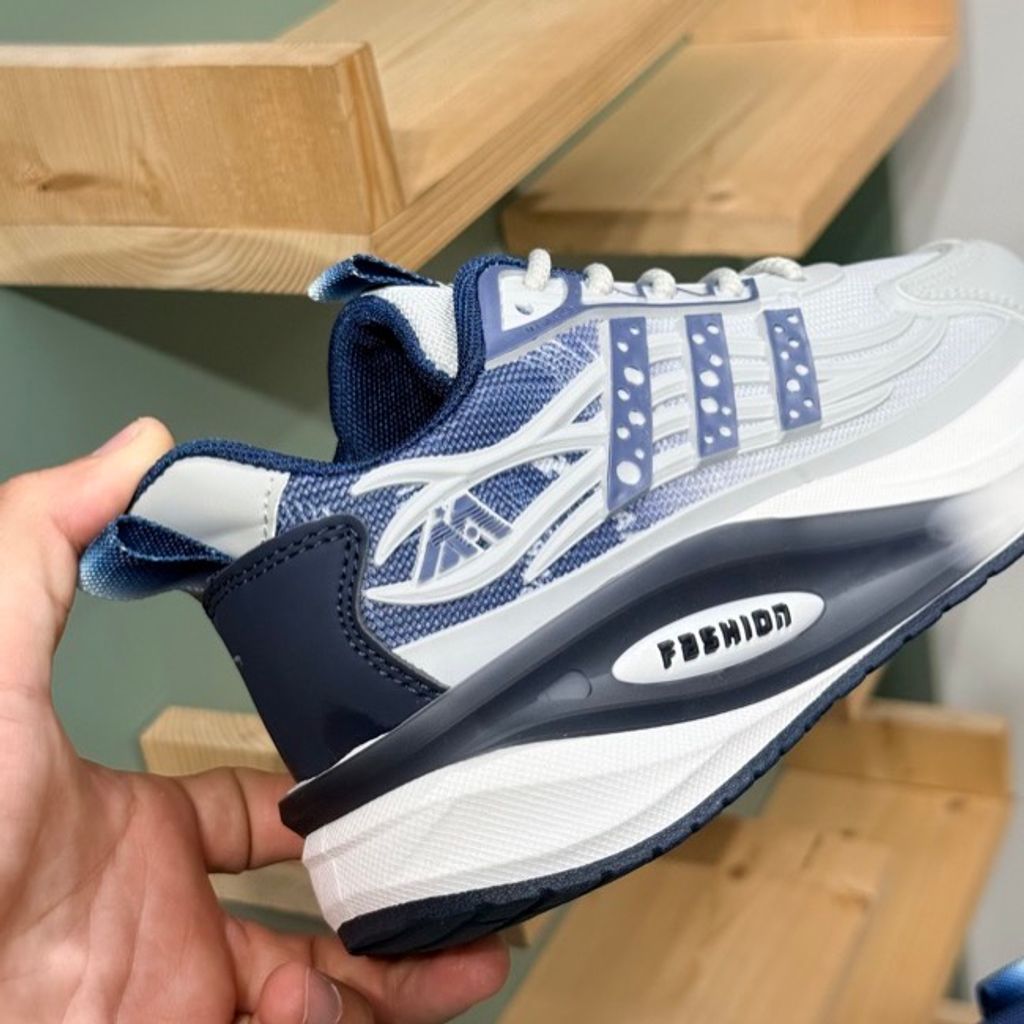 خرید اینترنتی قیمت کتونی بچگانه طرح سه خط فشن از K-Z کد 4070802