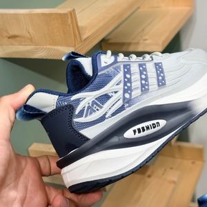 خرید اینترنتی قیمت کتونی بچگانه طرح سه خط فشن از K-Z کد 4070802