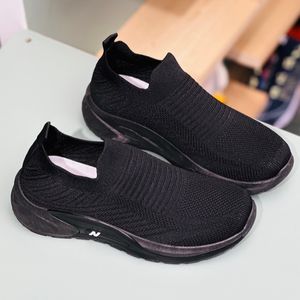 خرید اینترنتی قیمت کتونی بچگانه جورابی طرح N از MBA کد 4023004