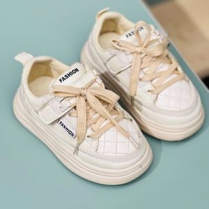 خرید اینترنتی قیمت کتونی بچگانه طرح شنل دوزی Papia کد 122205