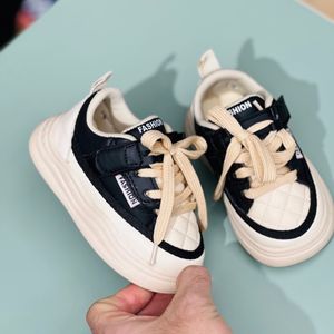 خرید اینترنتی قیمت کتونی بچگانه طرح شنل دوزی Papia کد 122205