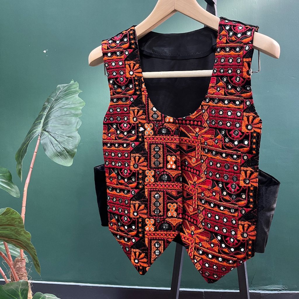 مشخصات جلیقه مخمل سوزندوزی یلدا